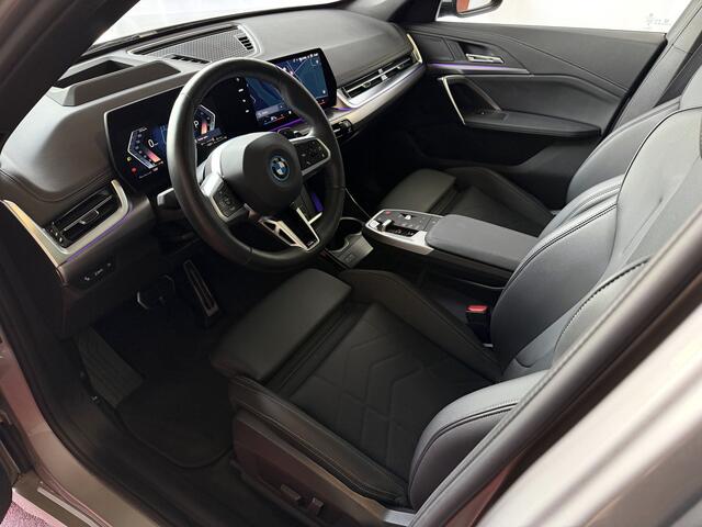 BMW X1 XDRIVE 25E M-SPORT LED PANO.SCHUIFDAK HEADUP ELEK.KLEP NAVI 360.CAM STOELVERW M-SHADOW LINE ELEK.STOEL ZWARTE.HEMEL 06/2025 PHEV PLUG IN HYBRID AWD 4X4 4WD ? Top Auto's. Al 30 Jaar uw Bmw Specialist in , BMW M / M Sport / PHEV / HEV / Hybrid / Mhev / 25e