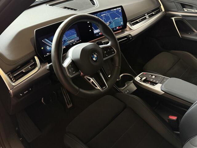 BMW X1 SDRIVE M-SPORT SHADOW LINE NAVI LED ELEK.KLEP CRUISE LEER/ALCANTARA CAMERA M-SPORT INTERIEUR / EXTERIEUR ? Top Auto's. Al 30 Jaar uw Bmw Specialist in , BMW M / M Sport / PHEV / HEV / Hybrid / Mhev / 25e / 30e / xDrive25e // xDrive30e / sDrive18i / sDriv