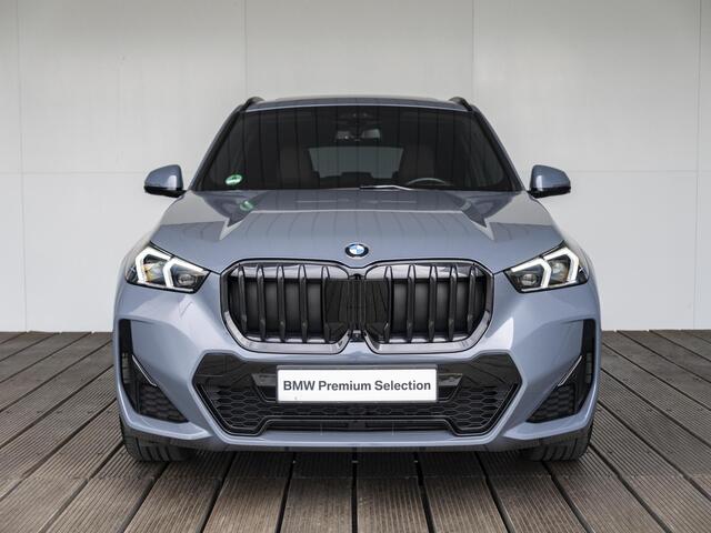 BMW X1 sDrive18i | M Sportpakket | Innovation Pack | Stuurwielrand verwarmd | Comfort Access | Panoramadak | Head-Up Display | Harman-Kardon | 19''