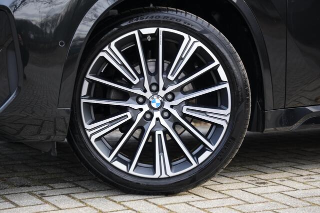 BMW X1 sDrive18i VOL | M-pakket | Pano | HUD | Massage | 360 | Adap Cruise | Elektr. Trekhaak | Harman Kardon | Keyless | Alarm kl.3 | Etc.