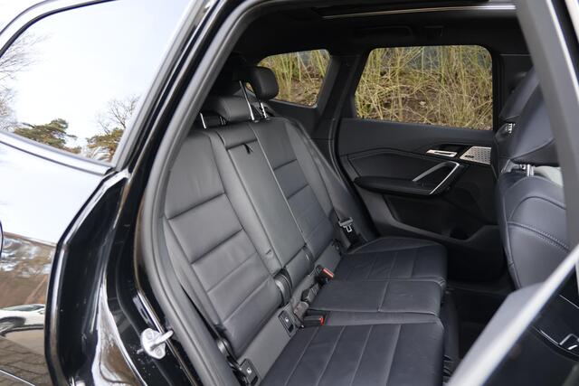 BMW X1 sDrive18i VOL | M-pakket | Pano | HUD | Massage | 360 | Adap Cruise | Elektr. Trekhaak | Harman Kardon | Keyless | Alarm kl.3 | Etc.