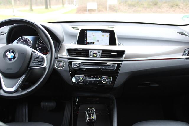 BMW X1 xDrive20i X-Line, Leer, Navi, LED, Trekhaak, Sportstoelen, Stoelverwarming, Alarm, Adaptief onderstel, etc.