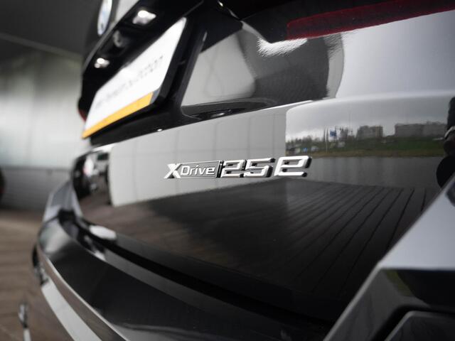 BMW X1 xDrive25e | M Sportpakket | Comfort Pack | Harman-Kardon | Stuurwielrand verwarmd | Comfort Access | Achteruitrijcamera | Panoramadak | Trekhaak