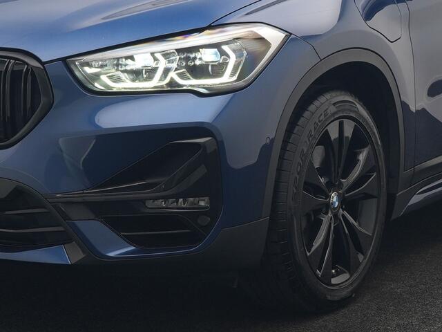 BMW X1 xDrive25e Sport Line PHEV 221pk Dealer O.H. | Trekhaak Afn. | Camera | Adaptive LED | Hifi Sound | Sportstoelen Verwarmd | Sfeerverlichting | Apple Carplay | Navigatie | DAB | Cruise Control | Plug In Hybrid |