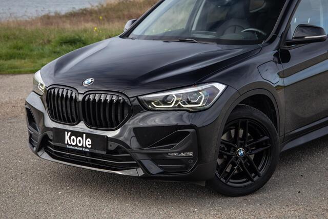 BMW X1 xDrive25e Executive BLACK LINE / CAMERA / CARPLAY / HEAD UP DISPLAY / LEDER / LED / CRUISE CONTROLE / STOELVERWARMING