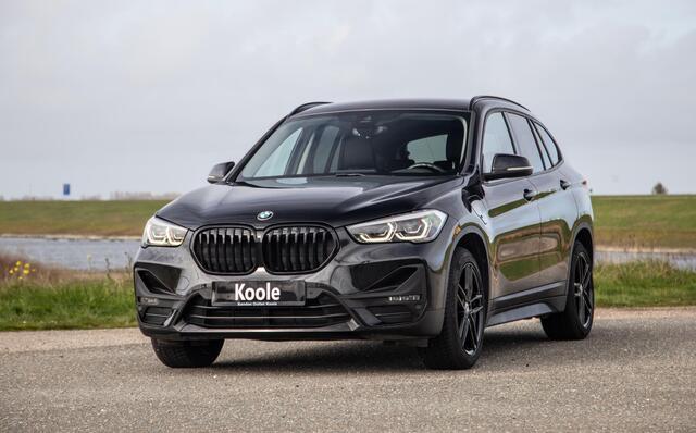 BMW X1 xDrive25e Executive BLACK LINE / CAMERA / CARPLAY / HEAD UP DISPLAY / LEDER / LED / CRUISE CONTROLE / STOELVERWARMING