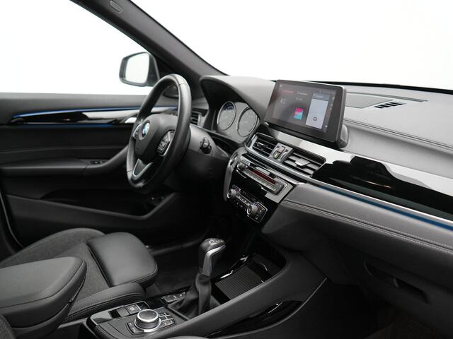 BMW X1 xDrive25e Sportline PHEV 221pk Dealer O.H | Trekhaak Afn. | Panodak | Head Up | Camera | Harman / Kardon | Sportstoelen Memory & Verwarmd | Keyless | Apple Carplay | BMW LED | Sfeerverlichting | Navigatie | DAB | 18" L.M | Plug In Hybrid |