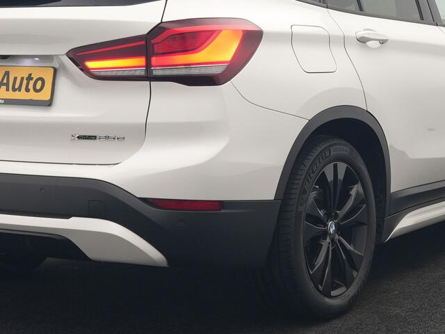 BMW X1 xDrive25e Sportline PHEV 221pk Dealer O.H | Trekhaak Afn. | Panodak | Head Up | Camera | Harman / Kardon | Sportstoelen Memory & Verwarmd | Keyless | Apple Carplay | BMW LED | Sfeerverlichting | Navigatie | DAB | 18" L.M | Plug In Hybrid |