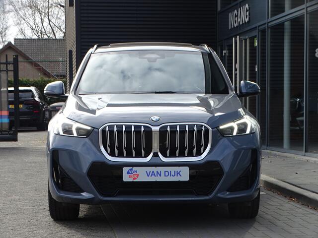 BMW X1 sDrive20i M Sport Pano.Dak Head-Up Harman/Kardon 360 Camera Park-Plus Leder Driving Ass. Adaptief M-onderstel 19"LM Velgen