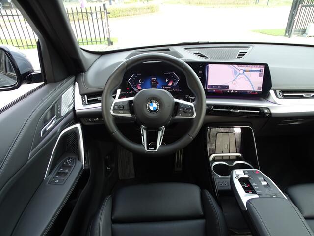 BMW X1 sDrive20i M Sport Pano.Dak Head-Up Harman/Kardon 360 Camera Park-Plus Leder Driving Ass. Adaptief M-onderstel 19"LM Velgen