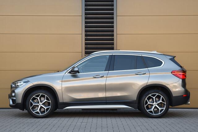 BMW X1 sDrive20i Orange Edition II * Sportstoelen * Panoramadak * Head-up * Trekhaak *