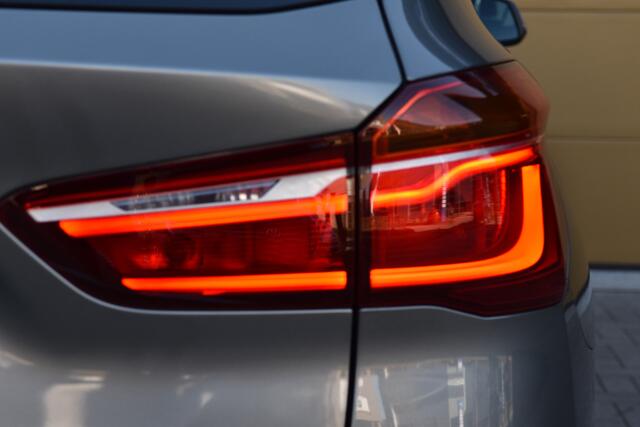 BMW X1 sDrive20i Orange Edition II * Sportstoelen * Panoramadak * Head-up * Trekhaak *