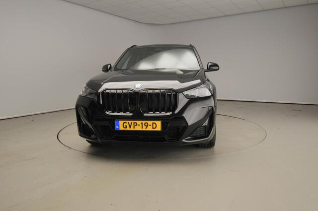 BMW X1 xDrive25e | M-Sportpakket | LED | Navigatie | Panoramadak | Stoelverwarming | Keyles go | DAB | Alu 20 inch