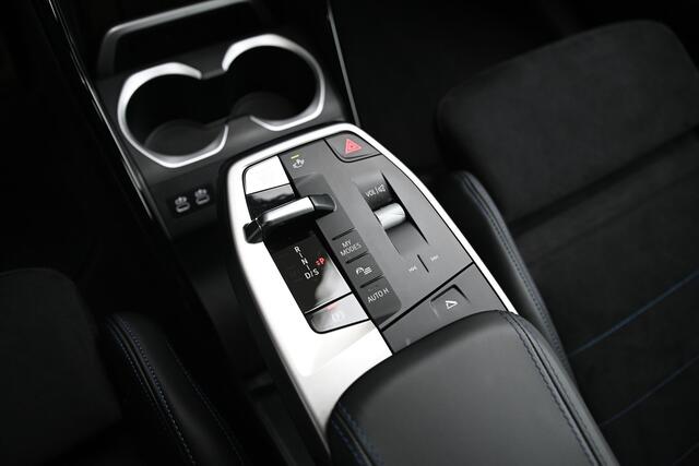 BMW X1 xDrive25e M Sport Automaat / Sportstoelen / M Adaptief onderstel / Comfort Access / Achteruitrijcamera / Adaptieve LED / Stoelverwarming