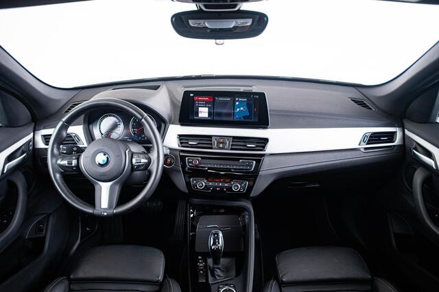 BMW X1 sDrive20i xLine - Trekhaak - Panoramadak - Head up - Cruise control - Sportstoelen - Hifi - Park Assistant - Elektrische achterklep - Armsteun voor - Multifunctioneel stuurwiel - Elektrisch verwarmde voorstoelen -