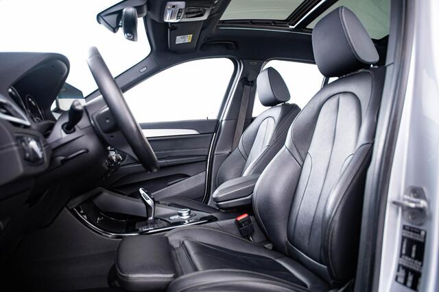 BMW X1 sDrive20i xLine - Trekhaak - Panoramadak - Head up - Cruise control - Sportstoelen - Hifi - Park Assistant - Elektrische achterklep - Armsteun voor - Multifunctioneel stuurwiel - Elektrisch verwarmde voorstoelen -