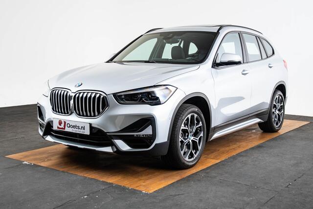 BMW X1 sDrive20i xLine - Trekhaak - Panoramadak - Head up - Cruise control - Sportstoelen - Hifi - Park Assistant - Elektrische achterklep - Armsteun voor - Multifunctioneel stuurwiel - Elektrisch verwarmde voorstoelen -
