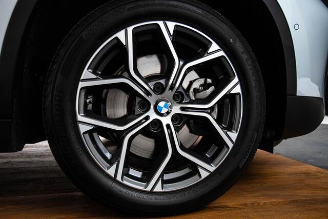 BMW X1 sDrive20i xLine - Trekhaak - Panoramadak - Head up - Cruise control - Sportstoelen - Hifi - Park Assistant - Elektrische achterklep - Armsteun voor - Multifunctioneel stuurwiel - Elektrisch verwarmde voorstoelen -