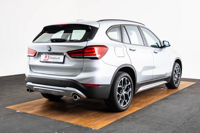 BMW X1 sDrive20i xLine - Trekhaak - Panoramadak - Head up - Cruise control - Sportstoelen - Hifi - Park Assistant - Elektrische achterklep - Armsteun voor - Multifunctioneel stuurwiel - Elektrisch verwarmde voorstoelen -
