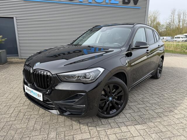 BMW X1 xDrive25e Executive Sport Line Panoramadak Navi Plus Head-Up Display Achteruitrijcamera LED Stoelverwarming