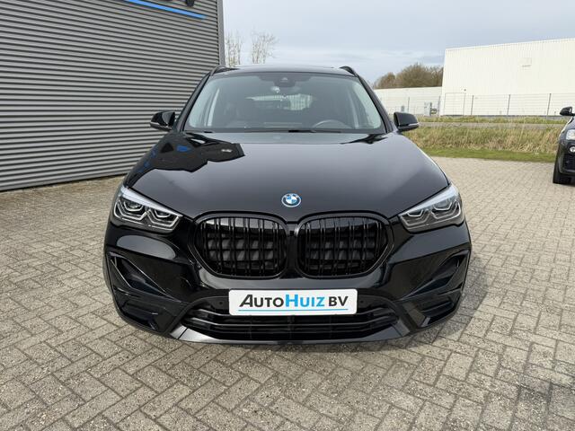 BMW X1 xDrive25e Executive Sport Line Panoramadak Navi Plus Head-Up Display Achteruitrijcamera LED Stoelverwarming