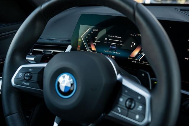 BMW X1 xDrive30e M Sport | Maxton | Trekhaak | Driving Ass. Plus | Comfort Access | Adaptief M onderstel | Sportstoelen | 20 Inch |