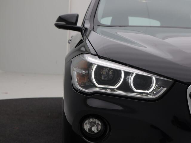 BMW X1 sDrive20i 192 Pk High Executive | Trekhaak | Leder | Cruise Control | Full LED | Stoelverwarming | Navigatie | 18 inch