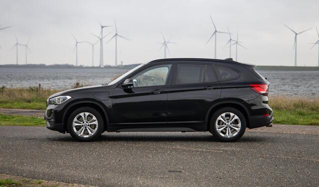 BMW X1 xDrive25e Executive CAMERA / CARPLAY / HEAD UP DISPLAY / LEDER / LED / CRUISE CONTROLE / STOELVERWARMING