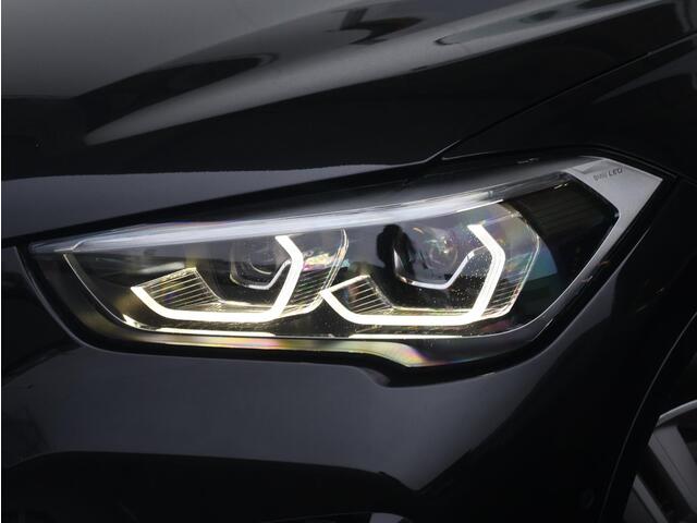 BMW X1 sDrive20i High Executive Edition M Sportpakket / Glazen Panoramadak / Stoelverwarming / Parkeersensoren voor en achter / Head-Up Display / Climate Control / Cruise Control