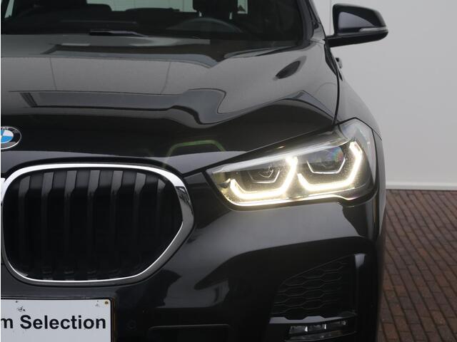 BMW X1 sDrive20i High Executive Edition M Sportpakket / Glazen Panoramadak / Stoelverwarming / Parkeersensoren voor en achter / Head-Up Display / Climate Control / Cruise Control