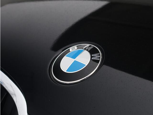 BMW X1 sDrive20i High Executive Edition M Sportpakket / Glazen Panoramadak / Stoelverwarming / Parkeersensoren voor en achter / Head-Up Display / Climate Control / Cruise Control