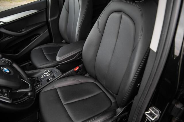 BMW X1 xDrive25e Executive CAMERA / CARPLAY / HEAD UP DISPLAY / LEDER / LED / CRUISE CONTROLE / STOELVERWARMING