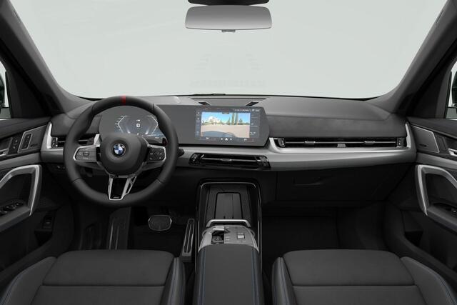 BMW X1 M35i Harman-Kardon / Head-Up / Glazen Schuifdak / Driving Assistant Professional / Parking Assistant Plus / M Adaptief onderstel / Stuurwielrand verwarmd / Trekhaak Zwenkbaar / 20 Inch