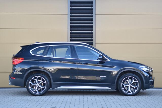 BMW X1 xDrive20i Executive * Trekhaak * Sportstoelen * Achteruitrijcamera * Comforttoegang *