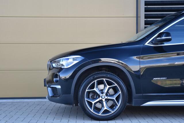 BMW X1 xDrive20i Executive * Trekhaak * Sportstoelen * Achteruitrijcamera * Comforttoegang *