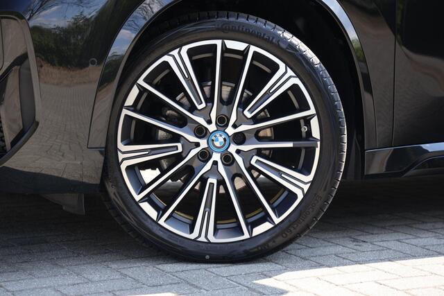 BMW X1 sDrive18i M-Pakket | HUD | Keyless | Adap LED | 360 Camera | Stoelverwarming | DAB | Etc.