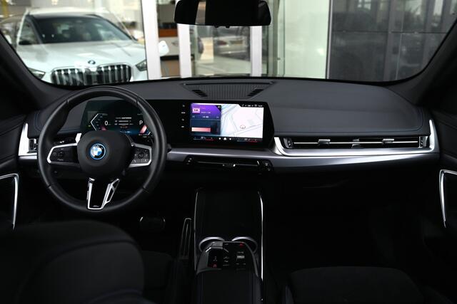 BMW X1 xDrive25e M Sport Automaat / Trekhaak / Sportstoelen / M Adaptief onderstel / Achteruitrijcamera / Getint Glas