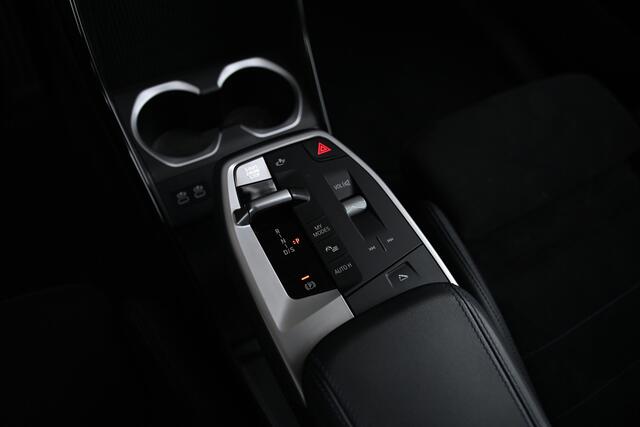 BMW X1 xDrive25e M Sport Automaat / Trekhaak / Sportstoelen / M Adaptief onderstel / Achteruitrijcamera / Getint Glas