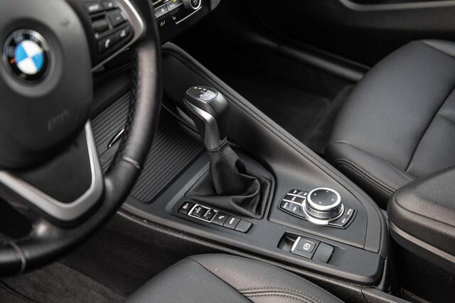 BMW X1 xDrive25e Executive X CAMERA / CARPLAY / HEAD UP DISPLAY / LEDER / LED / CRUISE CONTROLE / STOELVERWARMING