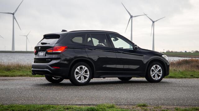BMW X1 xDrive25e Executive X CAMERA / CARPLAY / HEAD UP DISPLAY / LEDER / LED / CRUISE CONTROLE / STOELVERWARMING