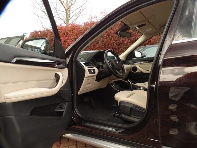 BMW X1 sDrive20i X-line | Head-Up | Stuurverwarming! | Stoelverw | Nav | Leer | Camera!