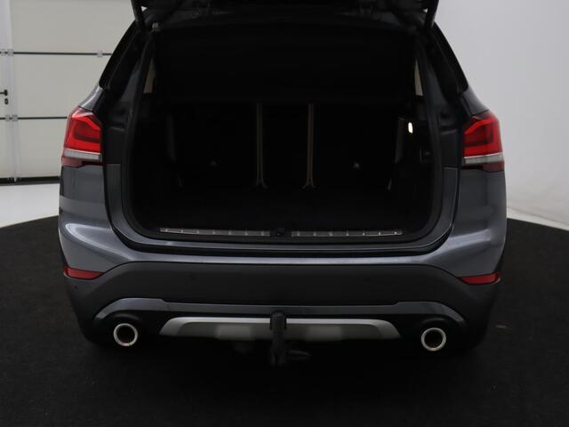 BMW X1 sDrive20i Business Edition Plus | Leder | Head-Up | Stoelverwarming | Trekhaak | Camera | Sfeerverlichting | Navigatie | X Line | Full LED | DAB | Cruise control | Parkeerhulp | Bluetooth