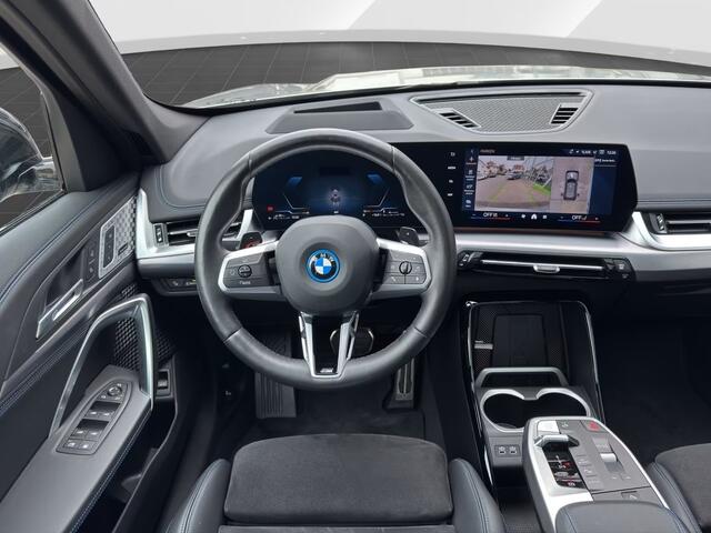 BMW X1 xDrive30e M-SPORT PRO ** LED, M-SPORTST, PANORAMA, TREKH, 20-inch LMV, HuD, ACC ** 1e EIG - ZEER EXCL ** ** INFORMEER OOK NAAR ONZE AANTREKKELIJKE FINANCIAL-LEASE TARIEVEN **