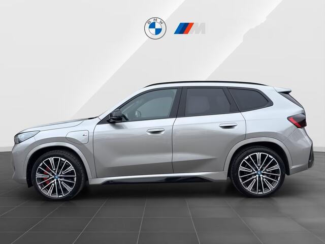 BMW X1 xDrive30e M-SPORT PRO ** LED, M-SPORTST, PANORAMA, TREKH, 20-inch LMV, HuD, ACC ** 1e EIG - ZEER EXCL ** ** INFORMEER OOK NAAR ONZE AANTREKKELIJKE FINANCIAL-LEASE TARIEVEN **