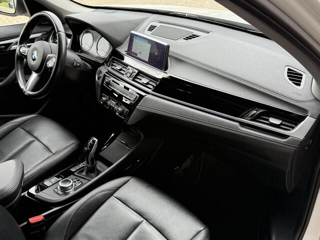 BMW X1 sDrive18i X LINE | HARMAN KARDON | CAMERA | LEDER | TREKHAAK | STOELVERWARMING |