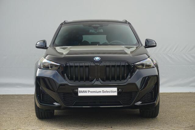 BMW X1 xDrive25e | M Sportpakket Pro | Trekhaak | Schuif-kanteldak | Head-up | Harman Kardon | Rondomzicht Camera | Elekrische Stoelen + Geheugen | Cruise control adaptief met Stop&Go en stuurhulp