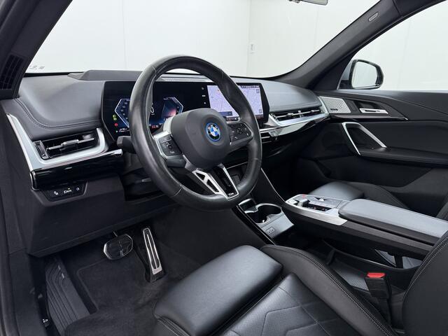 BMW X1 xDrive30e AUT-7 327pk 4WD Leer Pano-Dak/Hef-Dak Sport-Stoel+Elektr.+Geheugen+Verwarmd M-Sport-Pro +M-Exterieur+M-Interieur+M-Remmen Elektr.Wegklapbare-Trekhaak Harman-Kardon Adaptive-LED Live-Cockpit-Pro Driving assist plus Head-up displayShadow Luxury Li
