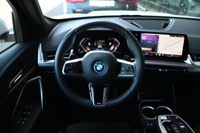 BMW X1 xDrive25e M Sport Automaat / Sportstoelen / M Adaptief onderstel / Comfort Access / Achteruitrijcamera / Adaptieve LED / Stoelverwarming