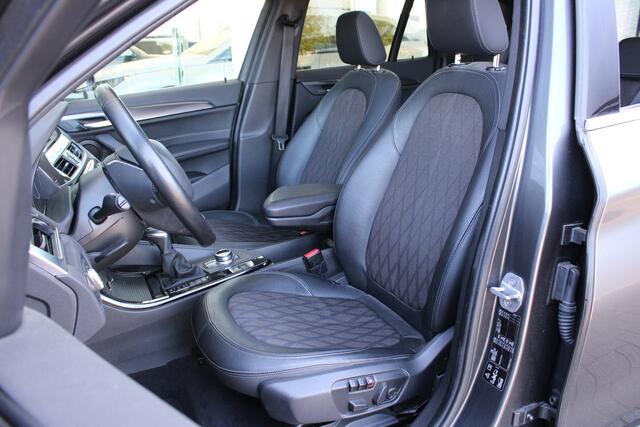 BMW X1 xDrive20i xLine Automaat / Trekhaak / Panoramadak / Comfort Access / Achteruitrijcamera / Stoelverwarming / Active Cruise Control