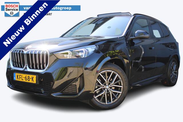 BMW X1 sDrive18i | Panorama dak | Elektrisch wegklapbare trekhaak | Stoelverwarming | Achteruitrijcamera | Elektrische kofferbakklep | Keyless entry/start | Half leder/alcantara | Draadloze telefoonlader | Apple CarPlay/Android Auto | Navigatie | Climate control